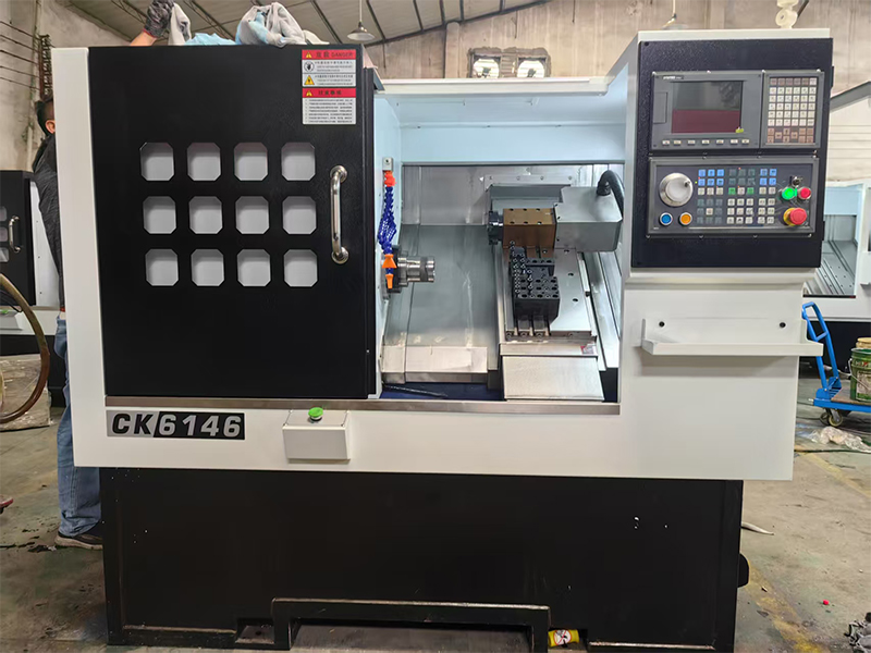 Tour CNC avec tourelle porte-outils automatique 7