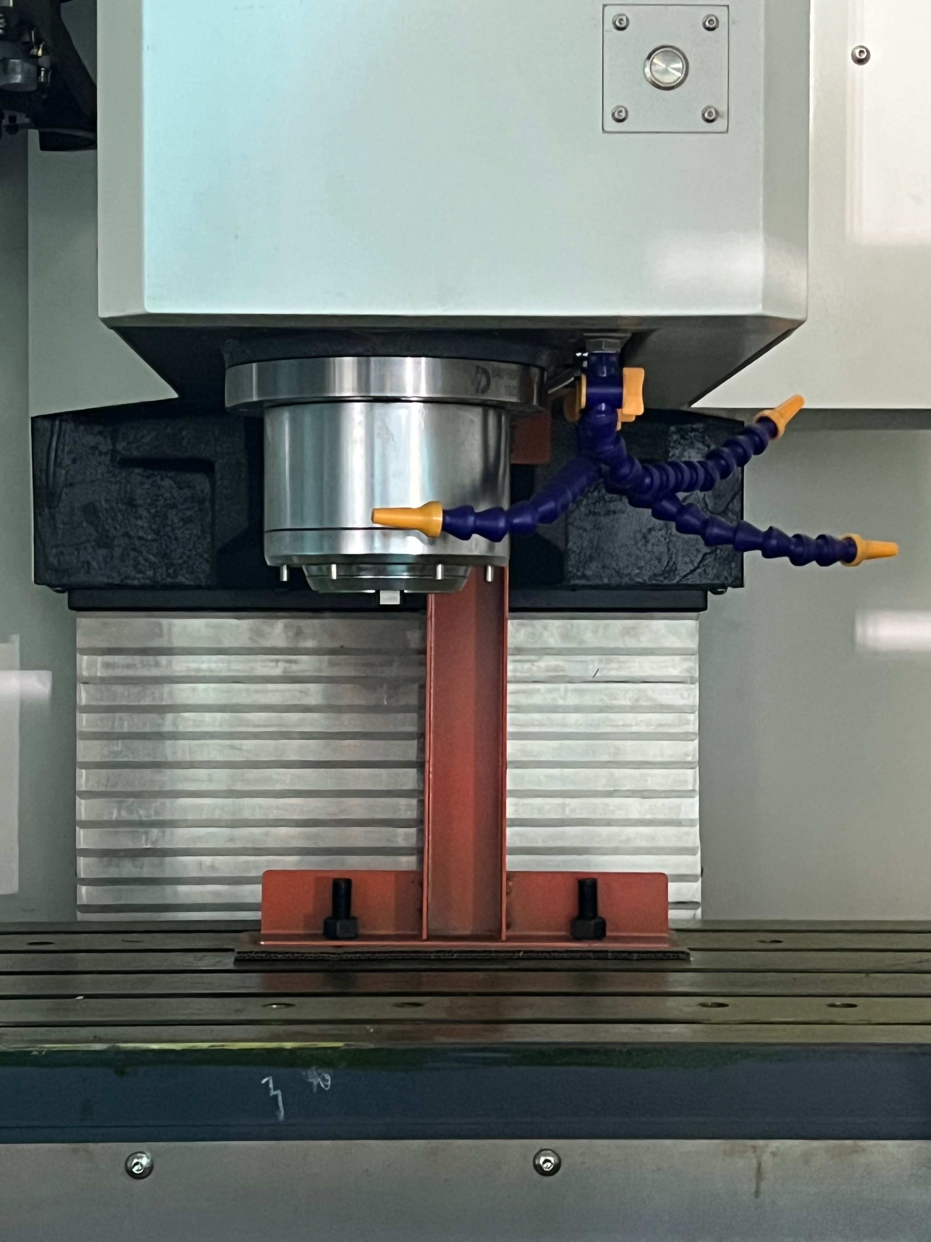 04 Pionowe centrum obróbcze CNC VMC866-3-osiowe, obróbka twardych elementów metalowych w formie wtryskowej, jakość eksportowa