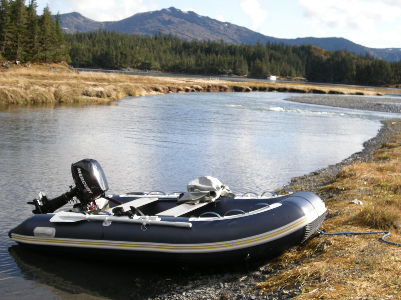 pvc-vs-hypalon-inflatable-boat-material.jpg / Alt: Comparing 0.9mm PVC, 1.2mm PVC, and Hypalon fabrics for inflatable boats