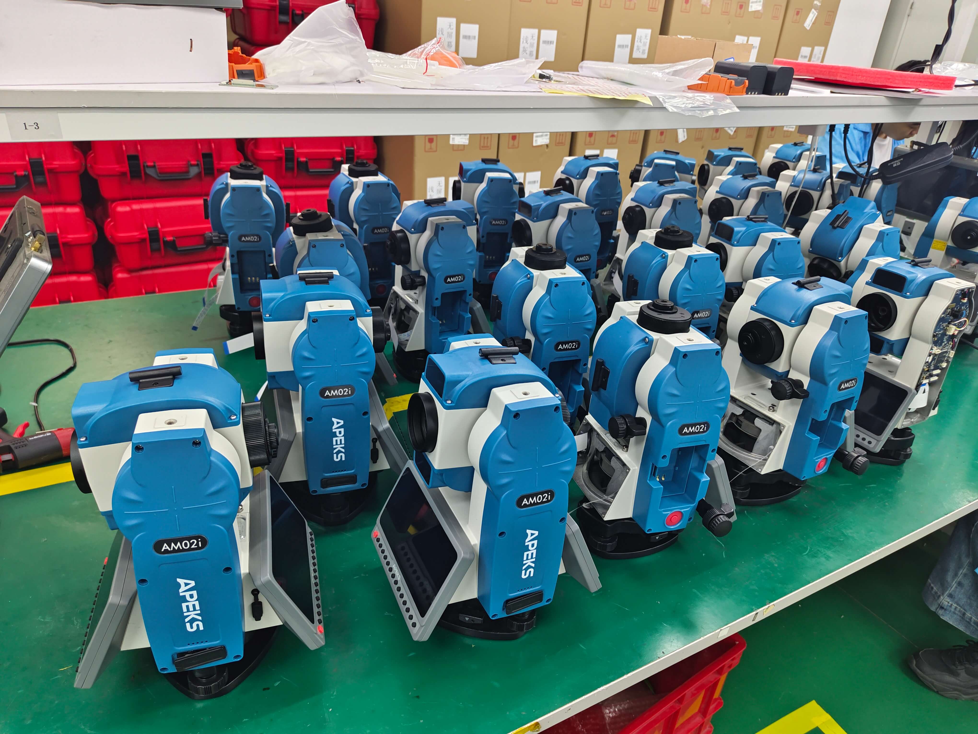 Batch production and hardware assembly of APEKS AM02i total stations in the factory