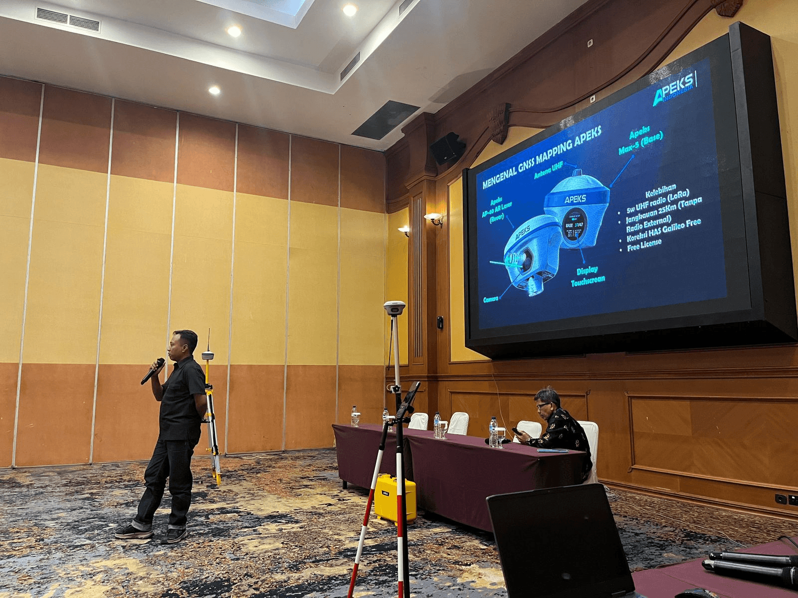 APEKS technical engineer presenting AP40 AR Laser rover and MAX5 LoRa base station mapping technology at the surveyor workshop