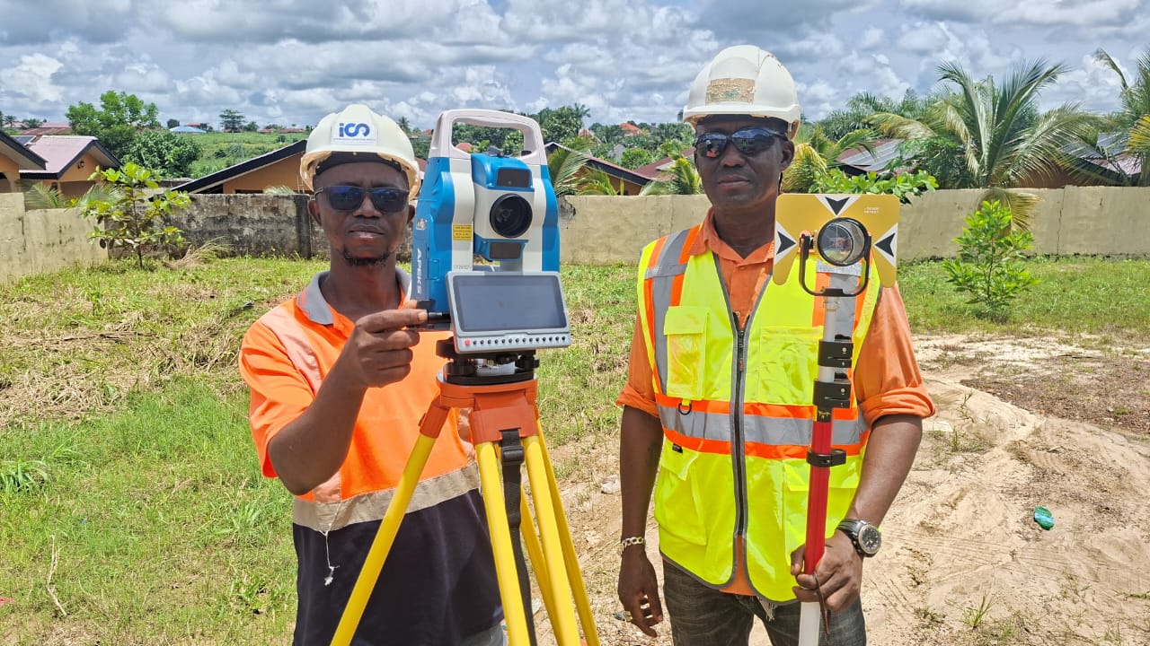 APEKS AM02i Android total station with Sierra Leone survey team