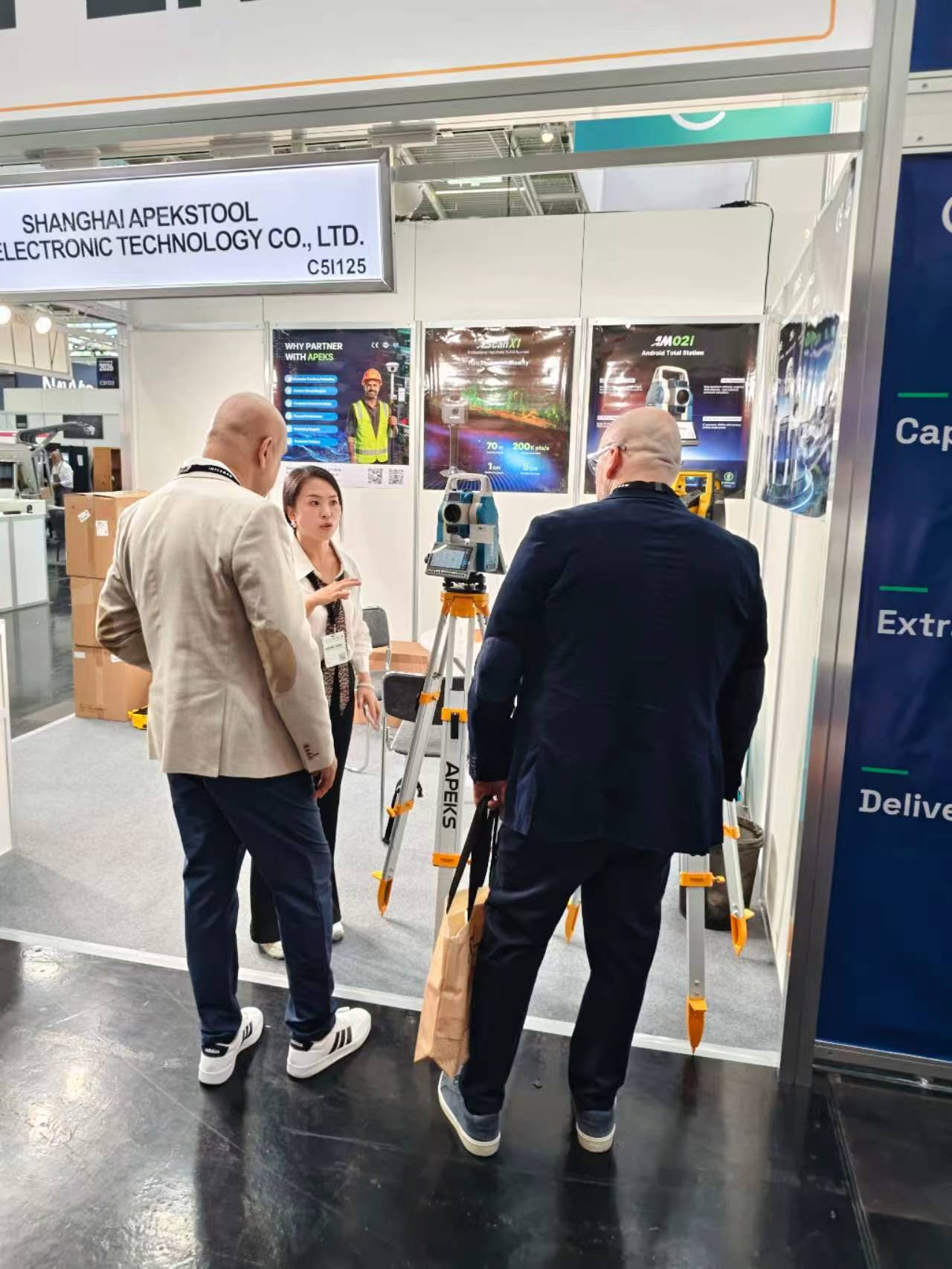 APEKS staff demonstrating total station operation at INTERGEO 2026
