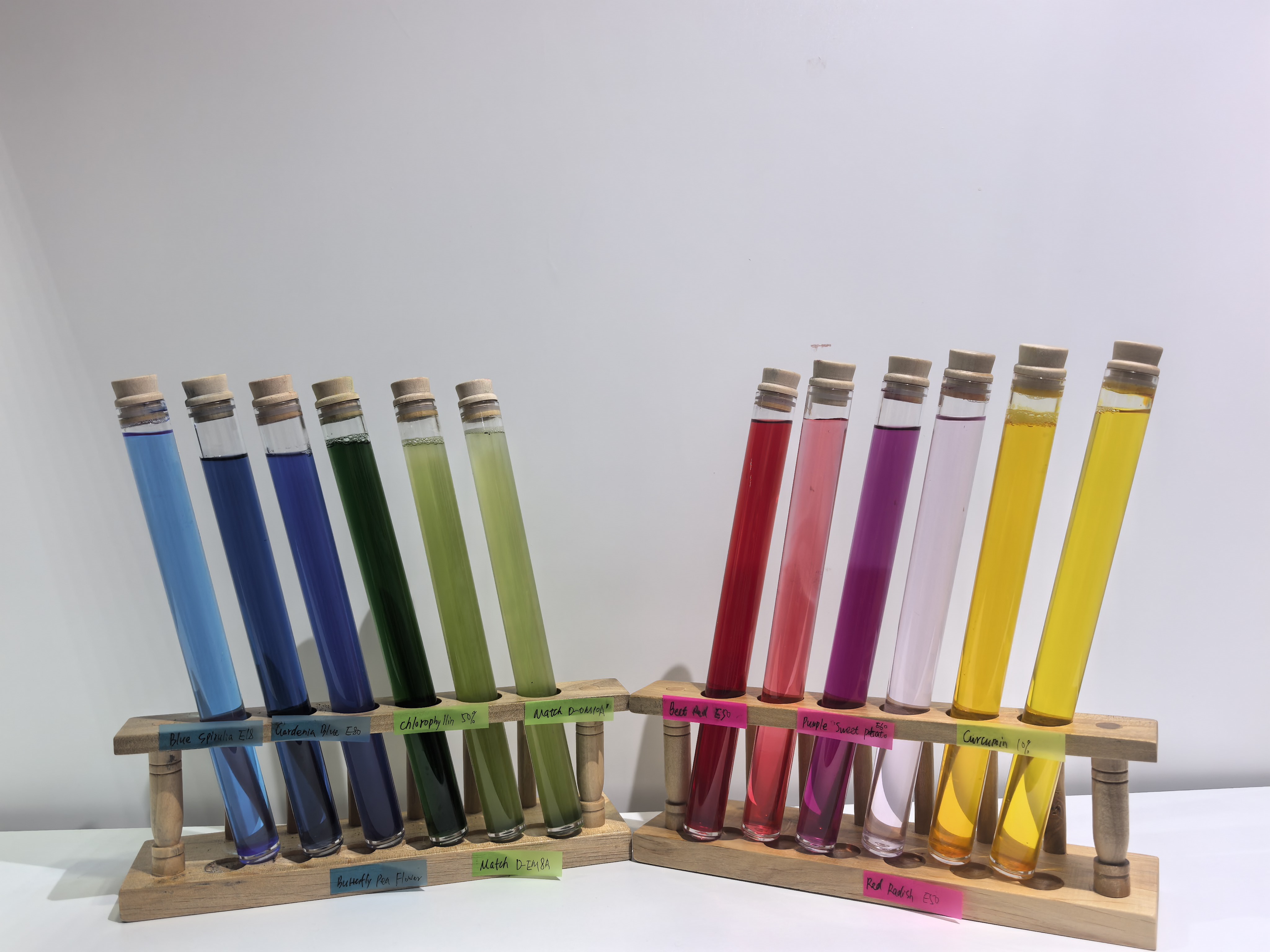 Display of botanical extract powder samples on exhibition booth