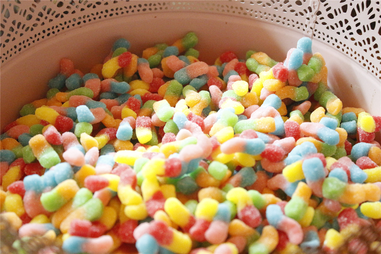 Gummy candies zvave chinhu chikuru munyika ye confectionery, zvinokwezva mwoyo uye kuravira kwevana kwese kwese.