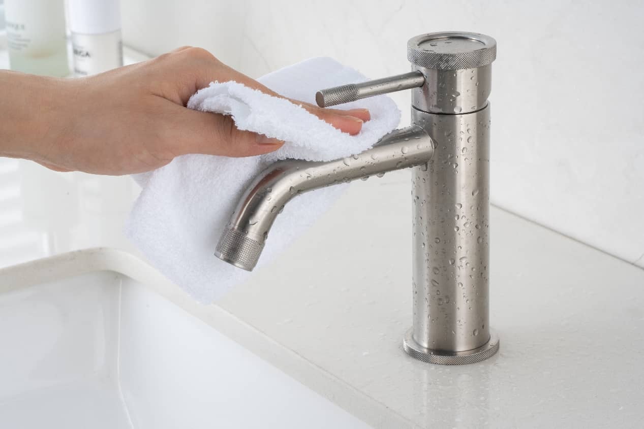 INOXBATH ने विशेषज्ञों की सलाह साझा की है: स्टेनलेस स्टील के नलों को सही तरीके से कैसे साफ करें – विभिन्न रंगों की फिनिश पर विशेष ध्यान देते हुए