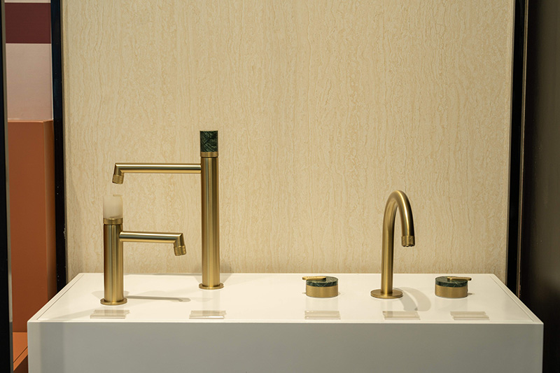 Fabricant de robinets de lavabo en acier inoxydable à large plage, certifié WaterMark, avec poignée en marbre.