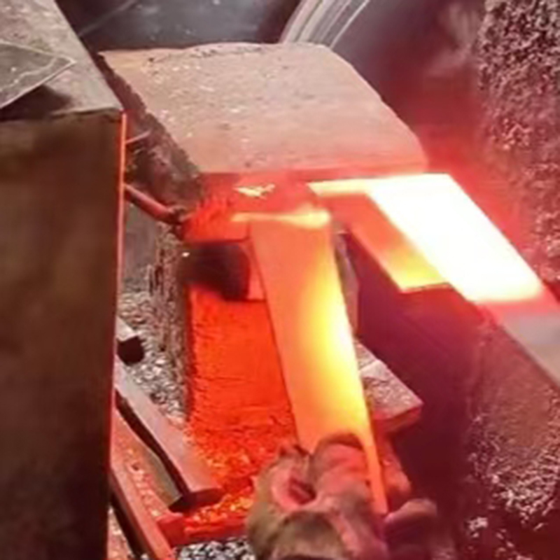 Echipamentele de încălzire prin forjare de medie frecvență sunt utilizate pe scară largă în diverse domenii, inclusiv în fabricarea mecanică, piese auto, industria aerospațială și sculele hardware ((5)
