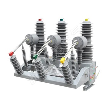 Primary and secondary fusion pole mounted circuit breaker