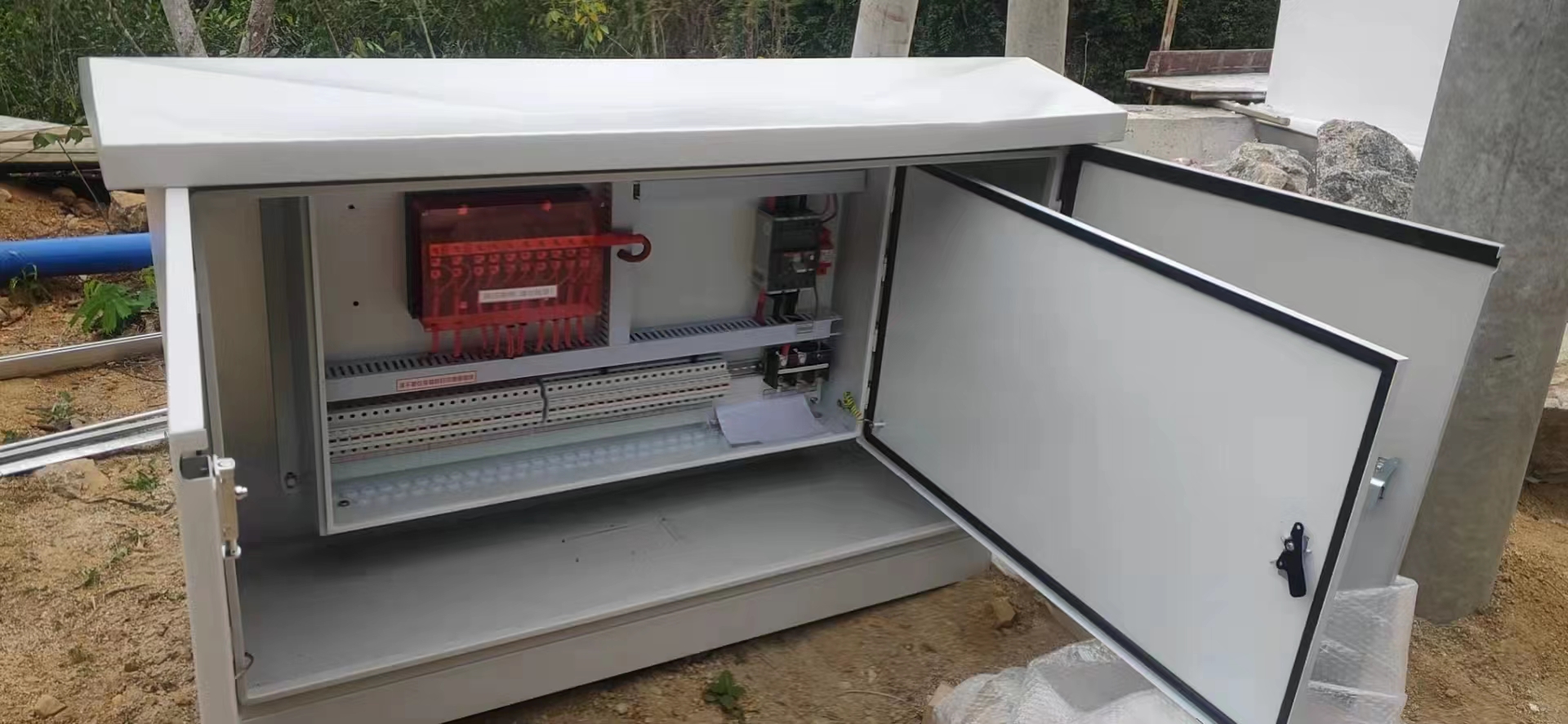 Les 10 principales caractéristiques et avantages des boîtiers solaires combinés (2025) à connaître