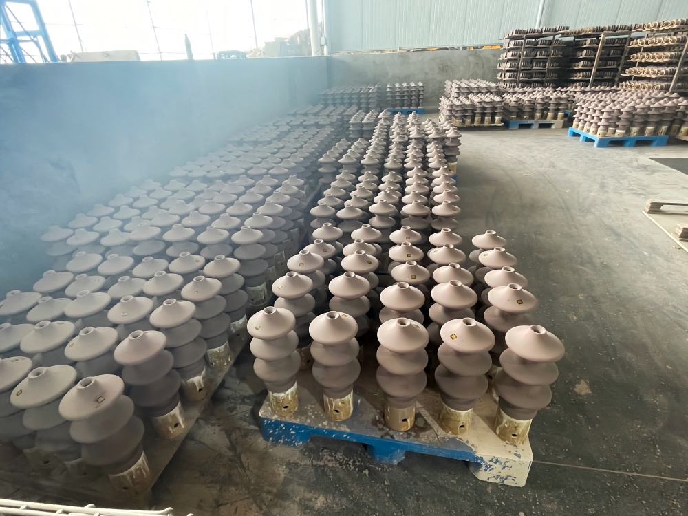 Pingxiang Risheng Electric Porcelain Co., Ltd. The Transformer Bushing Insulators DT20NF250 Are Being Produced