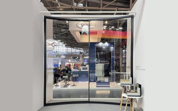 Curved narrow edge sliding door