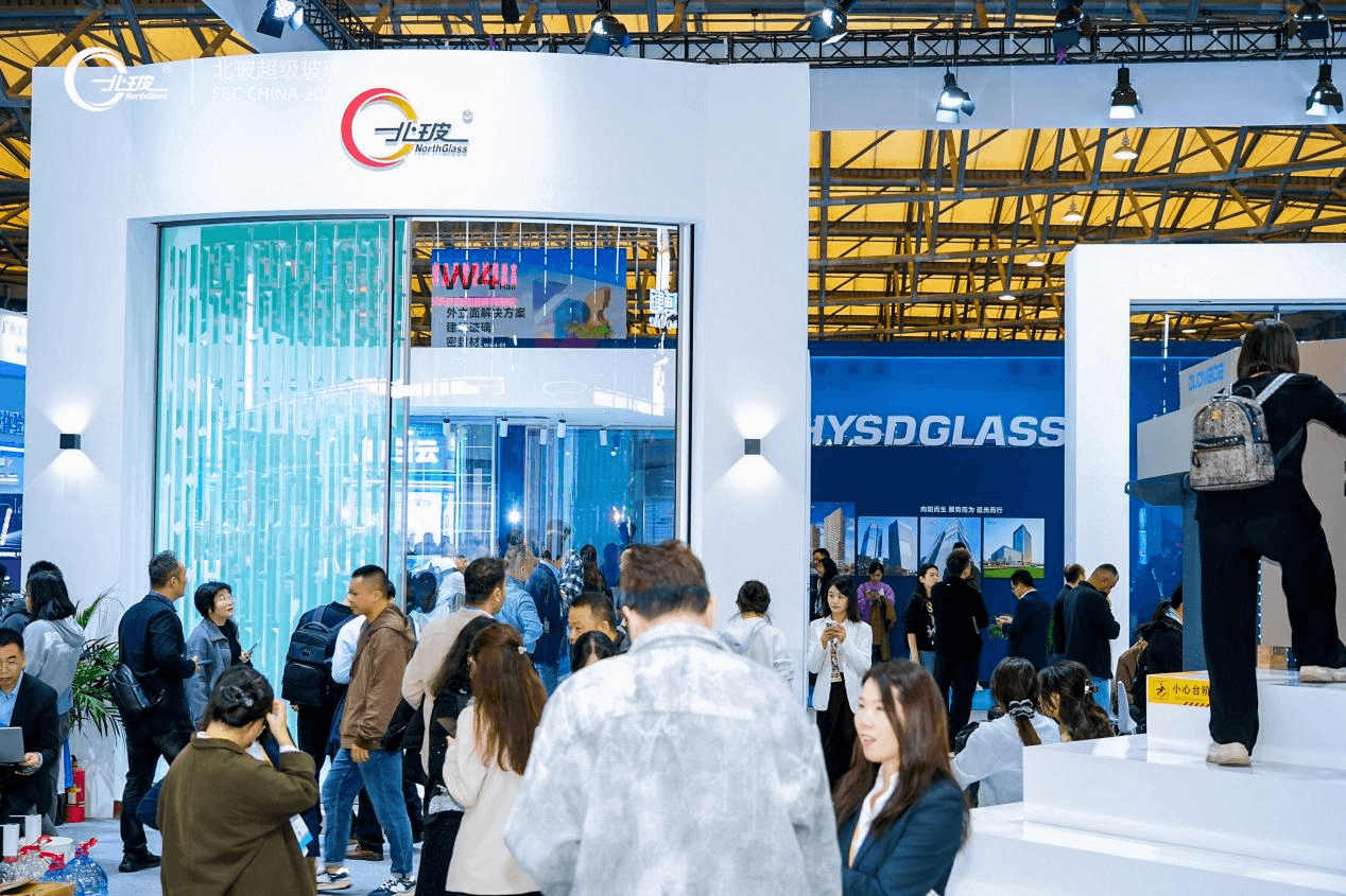 Oday × North Glass - Porta scorrevole elettrica ad arco alto 4 m - 2.png
