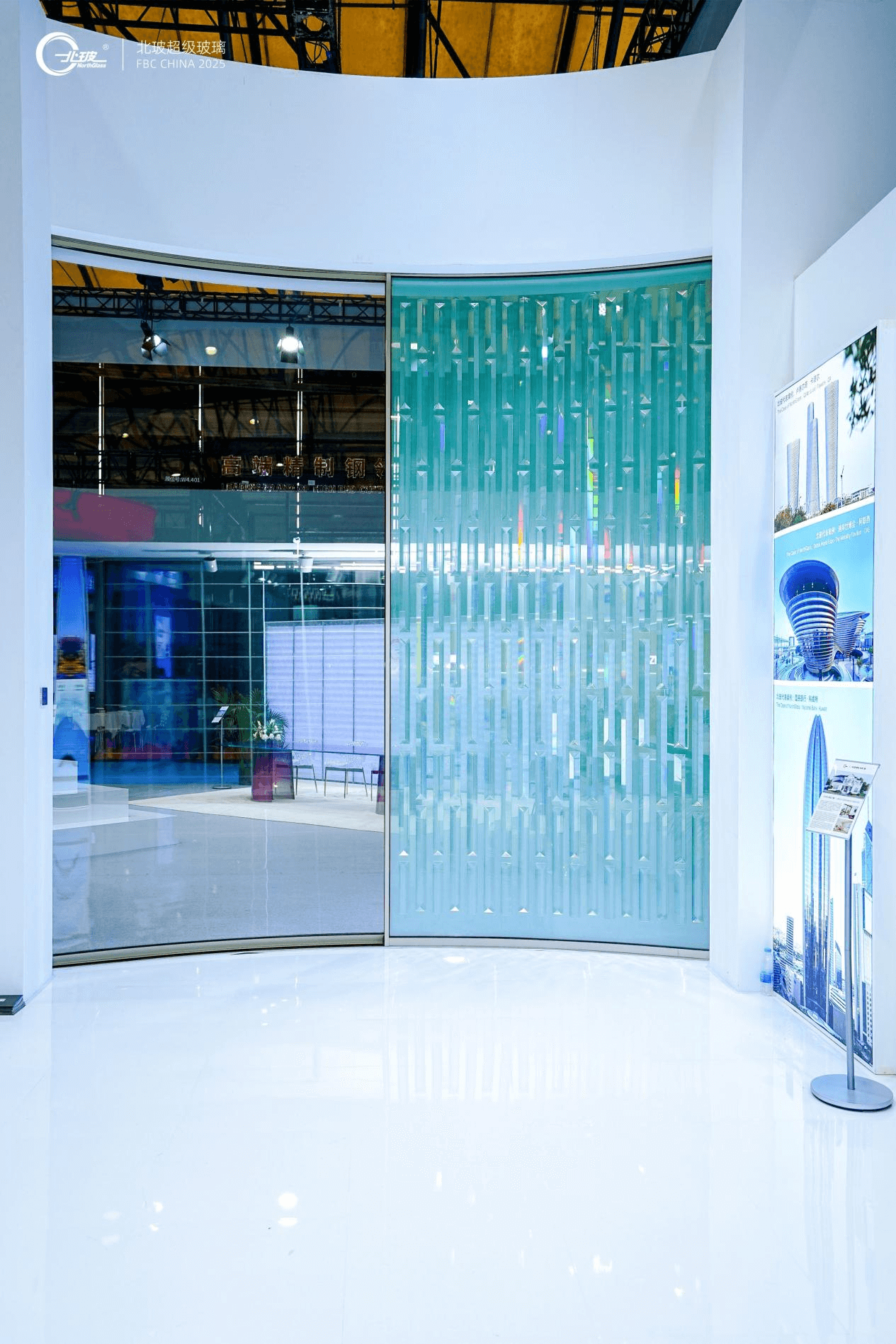 Oday × North Glass - Porta scorrevole elettrica ad arco alto 4 m - 4.png