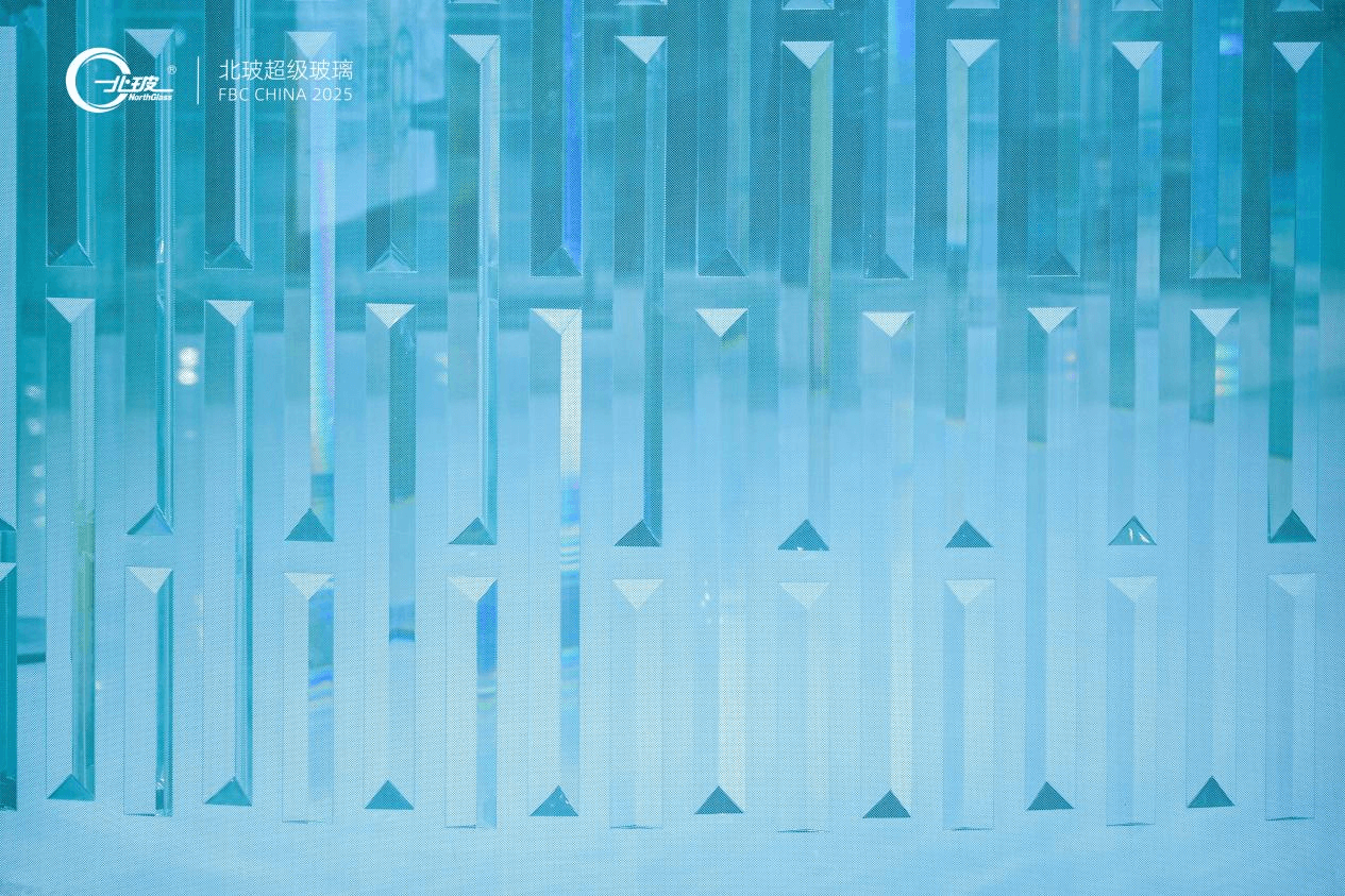 Oday × North Glass - Porta scorrevole elettrica ad arco alto 4 m - 5.png