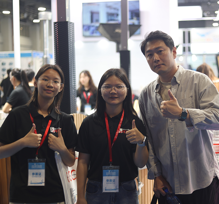 Group photo of exhibition customers (2)