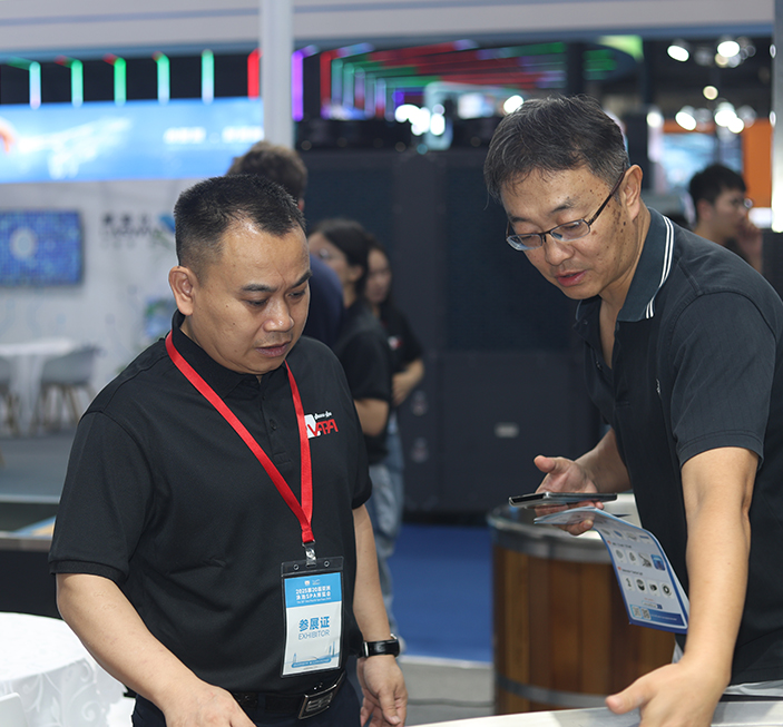 Group photo of exhibition customers (3)