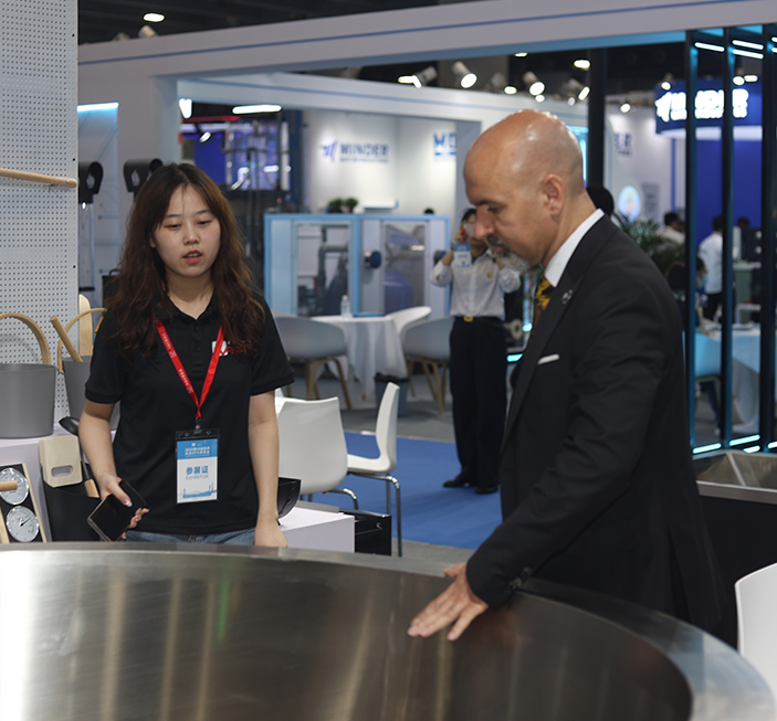 Group photo of exhibition customers (4)