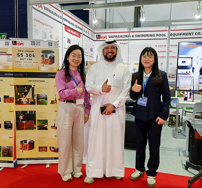 Group photo of exhibition customers (6)