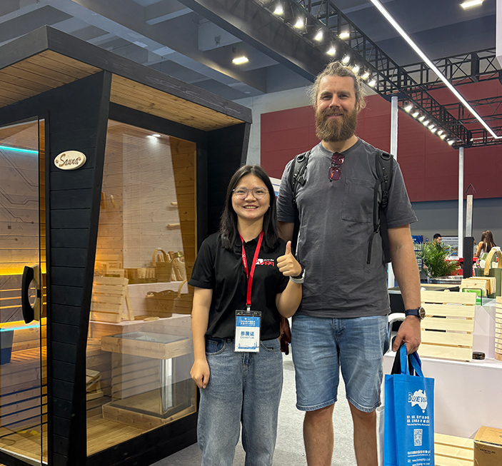 Group photo of exhibition customers (7)