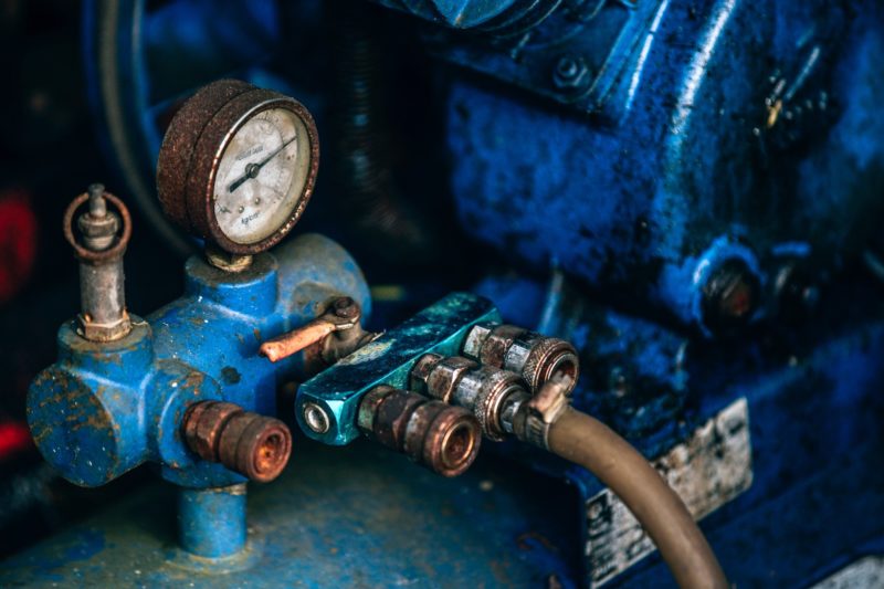closeup-of-the-rusty-air-tank-pressure-gauge-blue-air-tank-with-air-compressor-pressure-gauge-with_t20_GgZvEo-800x533