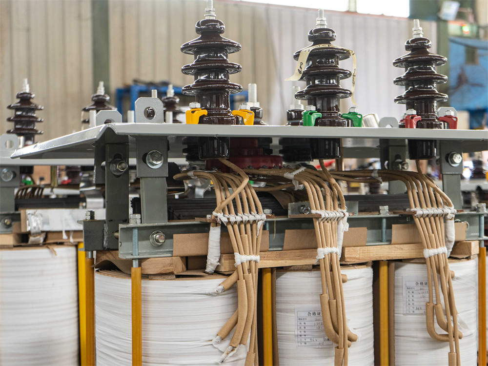 High-Efficiency 220kVA Oil Transformers for Heavy-Duty Applications (2)