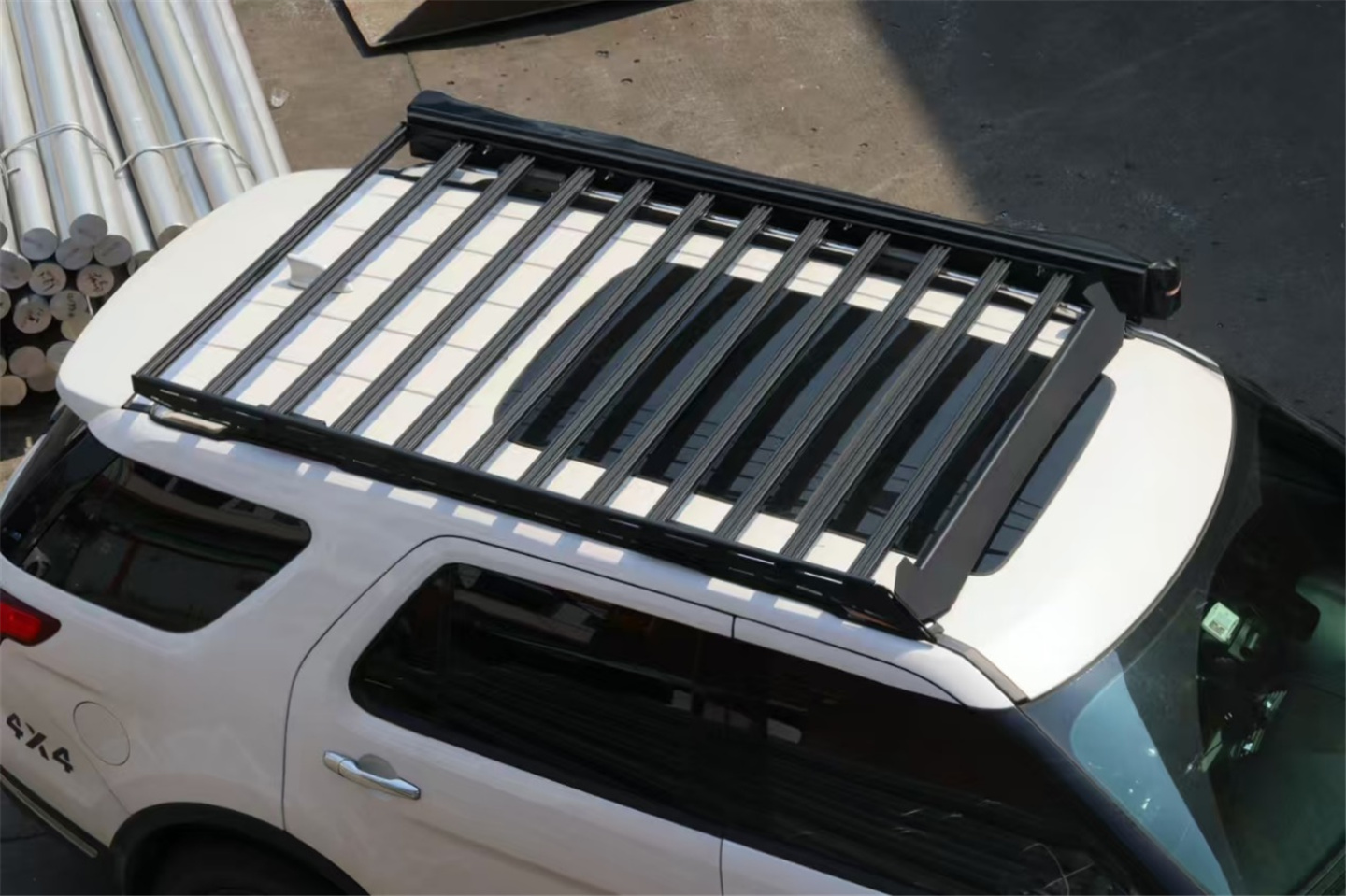 Versatile and Spacious Featuring a spacious design, this roof rack provides ample space for carrying luggage, equipment, or other essent (