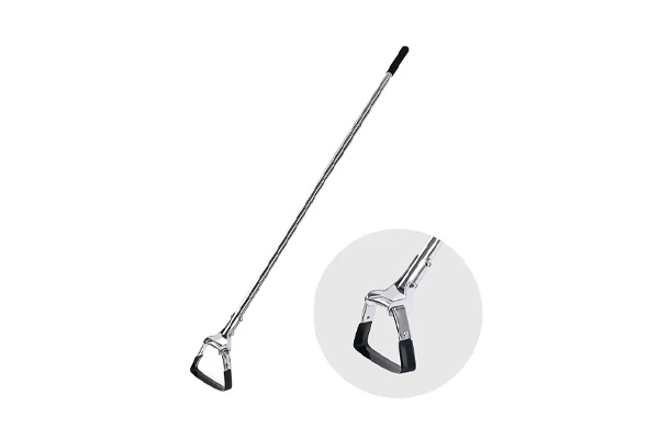 How to use weeding hoe properly