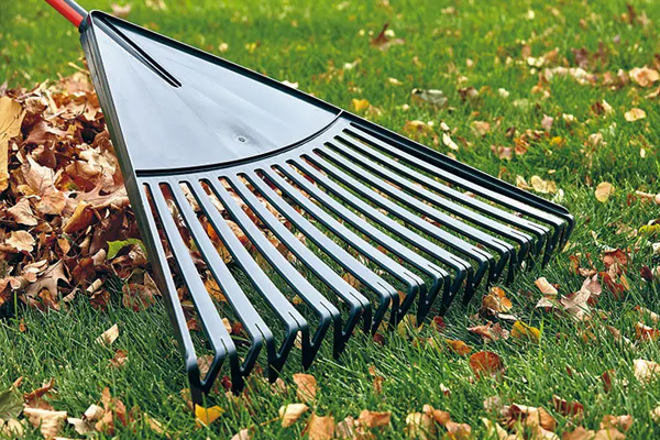Die 5 besten Mehrzweckrechen für einen perfekt gepflegten Garten