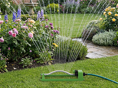 How the 16-holes Oscillating Sprinkler Enhances Your Gardening Routine