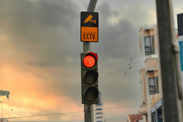 Pourquoi les objectifs de surveillance doivent-ils être associés à des sources lumineuses industrielles ?