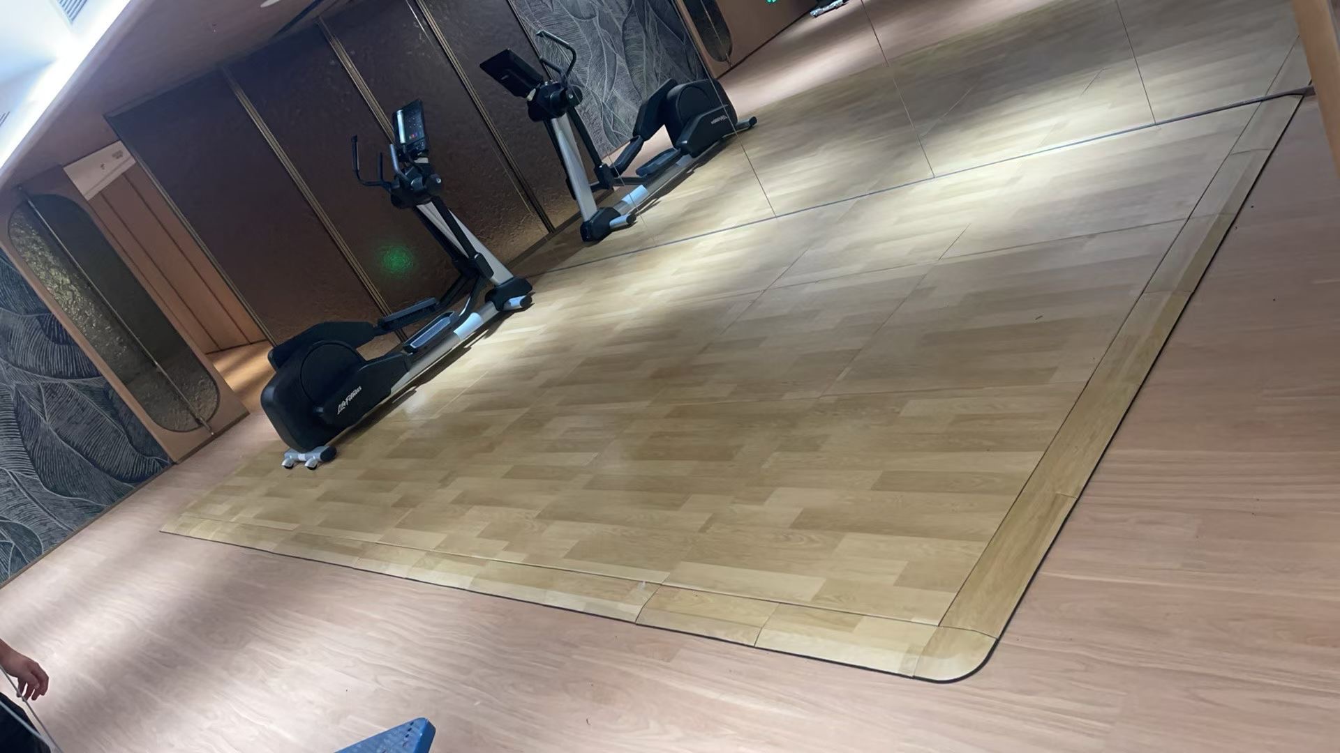 木质橡胶地砖安装案例.jpg
