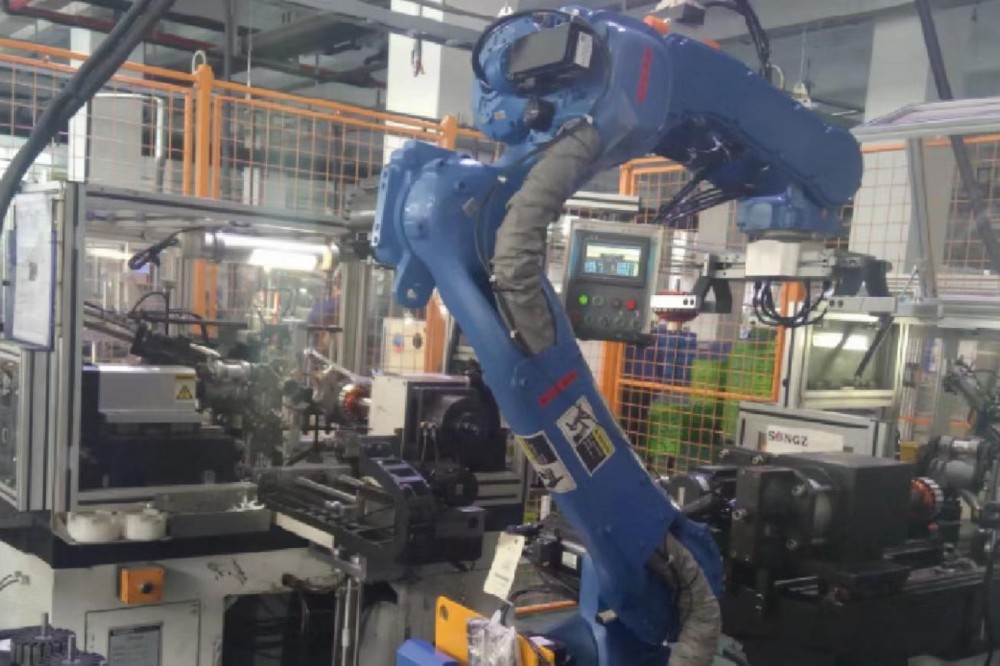 Fully automatic robot core assembly line
