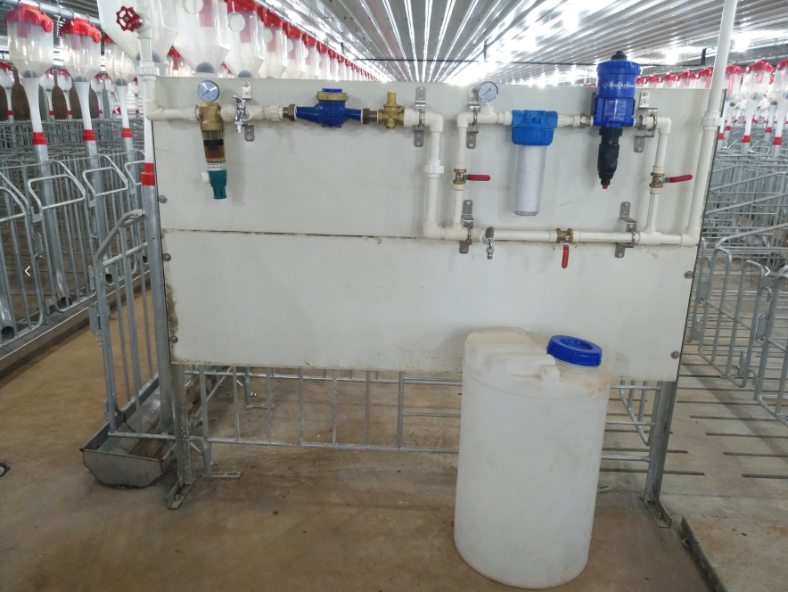 Was befindet sich vor der Wasserlinie des Schweinestalls?