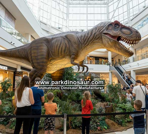 Animatronische dinosaurus in een winkelcentrum