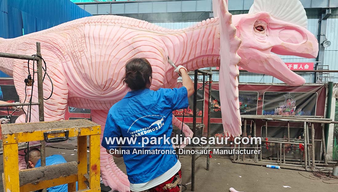 2. Huidtextuur strijken voor de animatronische dinosaurus Dilophosaurus