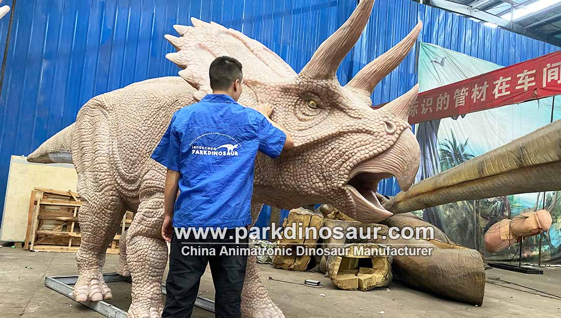 5. Inspectie van de huid van een animatronische dinosaurus