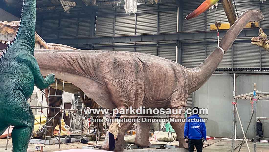 7. Testen van de bewegingen van de animatronische dinosaurus met lange nek