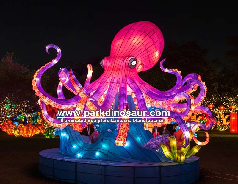 Zeedieren verlichten octopuslantaarn voor festivaltentoonstelling