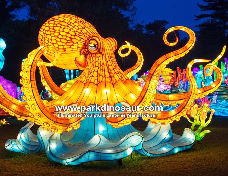 Zwierzę morskie rozświetla latarnię ośmiornicę na wystawie festiwalowej-04.jpg
