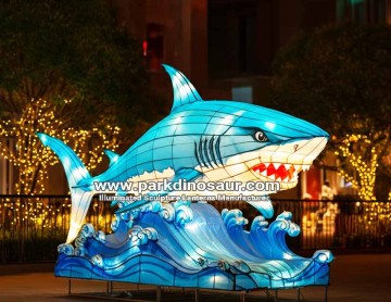 Model lampek nocnych Giant Lantern Shark Festival