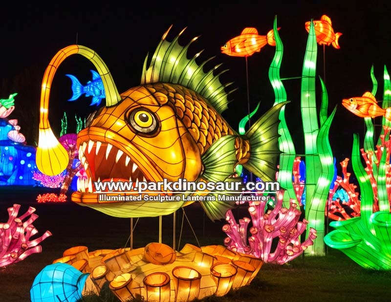 Verlichte lantaarns in de vorm van zeewolf en displays met een onderwaterthema.