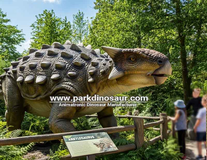 Réplica em tamanho real de um dinossauro Anquilossauro - Exposição temática do Mundo Jurássico - 02