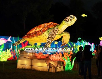 Festiwal latarni na świeżym powietrzu, magiczne zimowe światło, morskie zwierzę, żółw