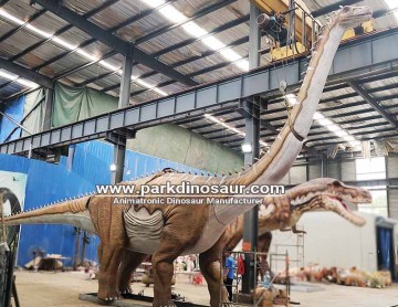 Realistische buitendinosaurussen met lange nek van Dinosaur Company