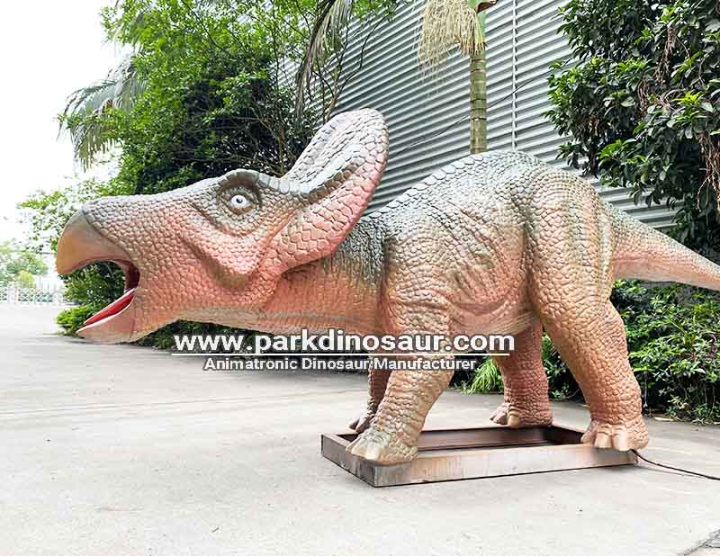 Najlepszy realistyczny robotyczny dinozaur Protoceratops, który wygląda jak żywy