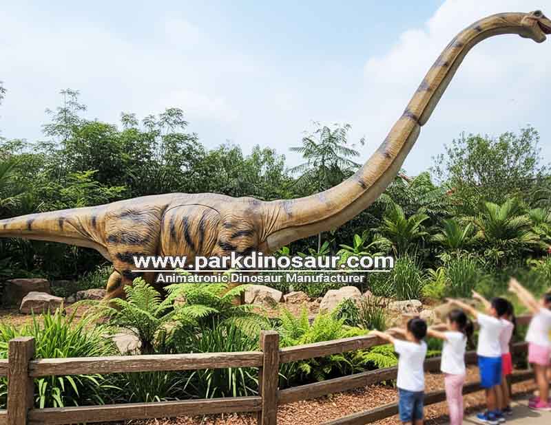 Gigantyczny realistyczny dinozaur anamatroniczny z długą szyją do dekoracji lasu