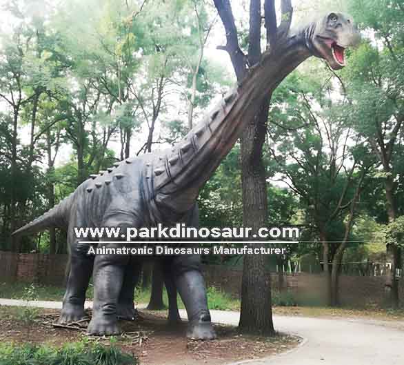 Dinossauro animatrônico gigante com pescoço comprido para floresta