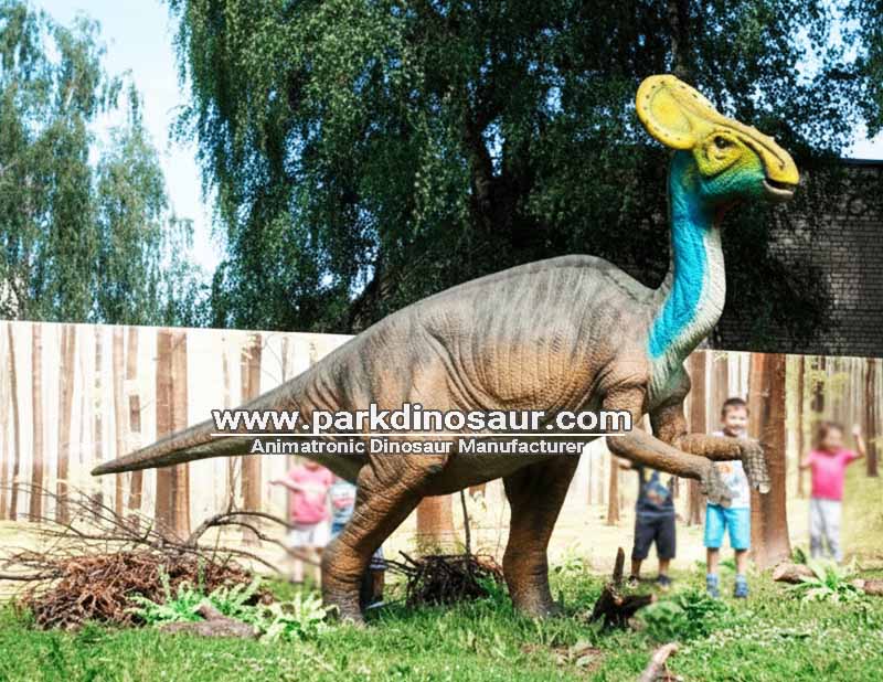 Firma produkująca wysokiej jakości animatroniczne dinozaury dostarcza interaktywne eksponaty dinozaurów Olorotitan z ruchami aktywowanymi za pomocą czujników.