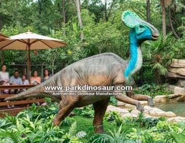 Firma produkująca wysokiej jakości animatroniczne dinozaury dostarcza interaktywne eksponaty dinozaurów Olorotitan z ruchami aktywowanymi za pomocą czujników.